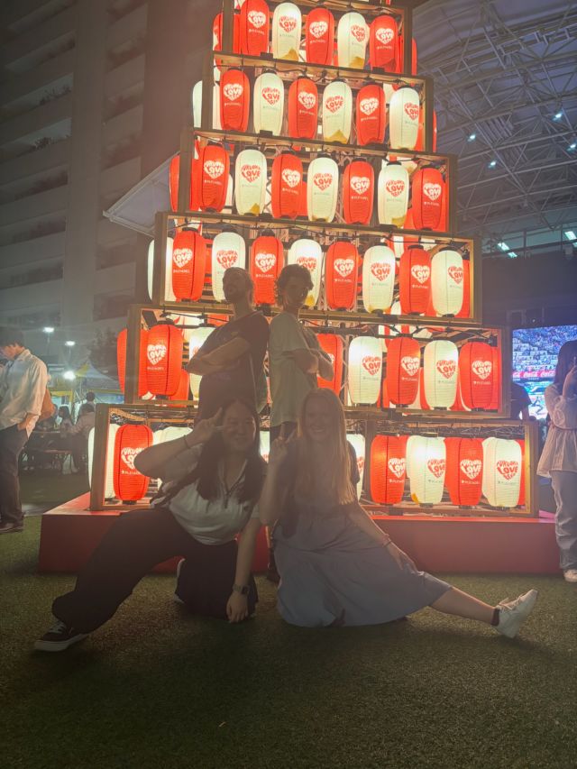 🎆天神夏祭!🎆
みんなで地元の夏祭りに遊びに行ってきました！
屋台でおいしいご飯を食べたり、みんなで野球中継を応援したり、迫力満点の和太鼓演奏に見入ったり…✨
最後は盆踊りの輪に入って、みんなで一緒に踊って大盛り上がり！👘🏮
日本の夏の文化を全身で感じられて、笑顔あふれる最高の1日になりました👍

🎆 Tenjin Summer Festival! 🎆
We all went out to enjoy a traditional Japanese summer festival together!
We grabbed delicious food from the food stalls, cheered while watching a live baseball game, and were blown away by the powerful Wadaiko (Japanese drum) performance! ✨
To wrap up the night, we joined the Bon Odori dance circle and had a blast dancing all together! 👘🏮
It was an amazing day full of smiles and unforgettable summer vibes! 👍

#wahaha #japanese #languageschool #japaneseculture  summerfestival